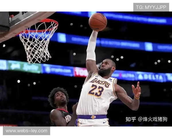 詹姆斯与裁判争论干扰球，激情互动激发湖人末段斗志